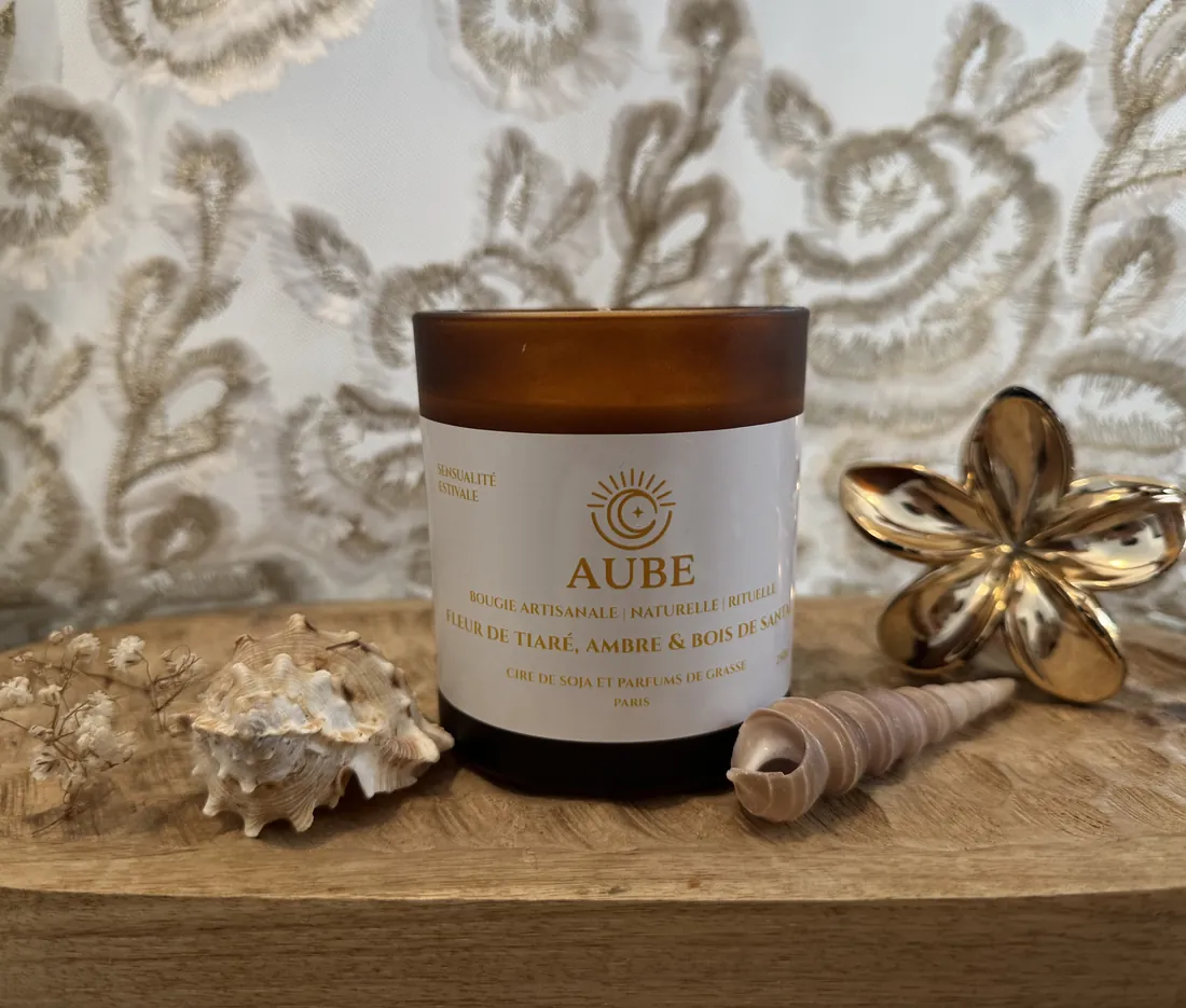 Bougie Sensualité Estivale — Fleur de tiaré · Ambre · Bois de santal
